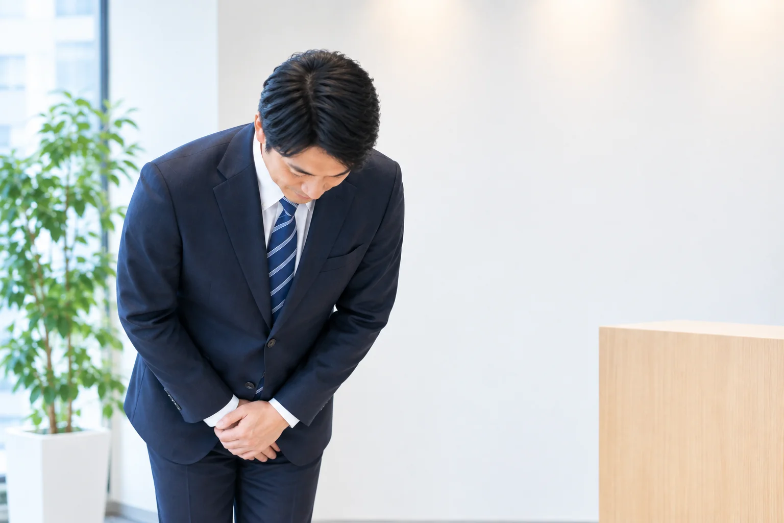 お辞儀をするスーツ姿の男性